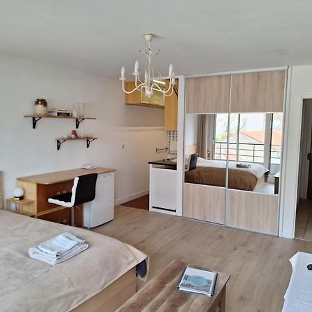 Chic Parisian Studio Retreat Bright Spacious And Secure Parking Bagian luar foto