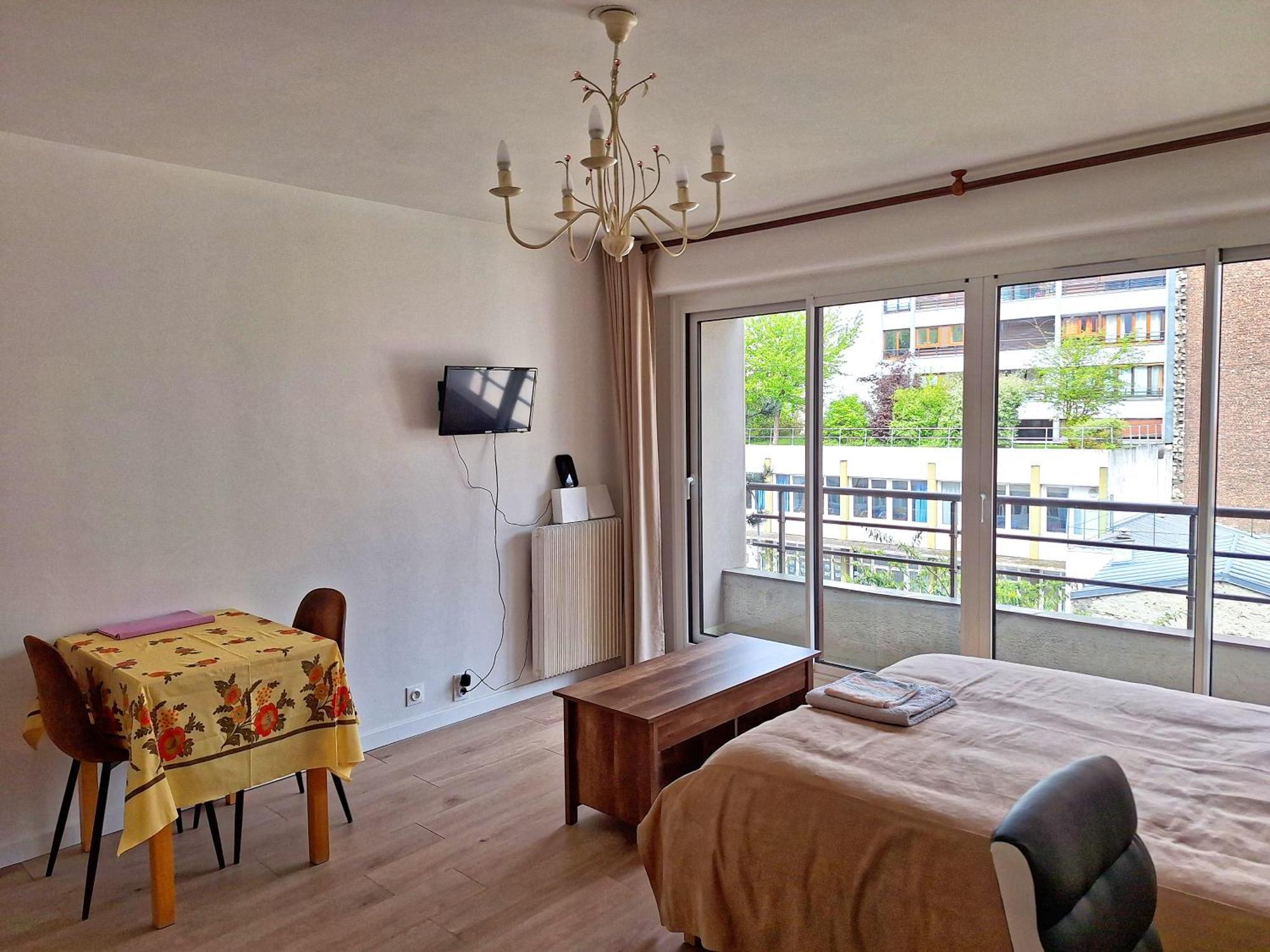 Chic Parisian Studio Retreat Bright Spacious And Secure Parking Bagian luar foto